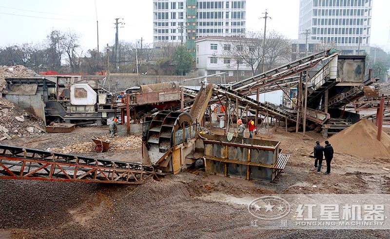 城市中建筑垃圾粉碎现场