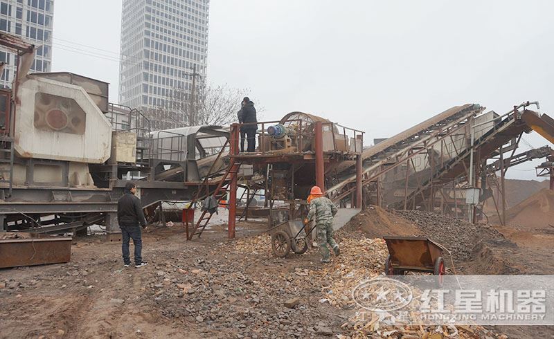 流动式建筑垃圾破碎现场