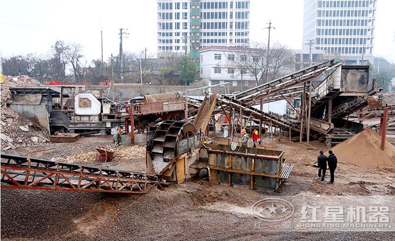 建筑垃圾资源化现场，移动式破碎站智能灵活，高产运转